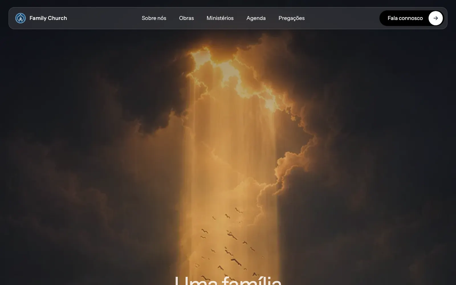 Página inicial da Family Church, com o título “Uma família para pertencer” sobre um céu dourado.